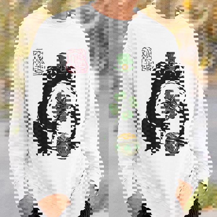 不機嫌そうなカエル 面白い 聖パトリックデー クローバーリーフ アニメ 日本語 スウェットシャツ 彼への贈り物