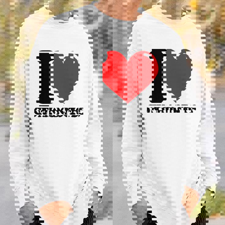 私は歯科矯正が大好きです スウェットシャツ 彼への贈り物