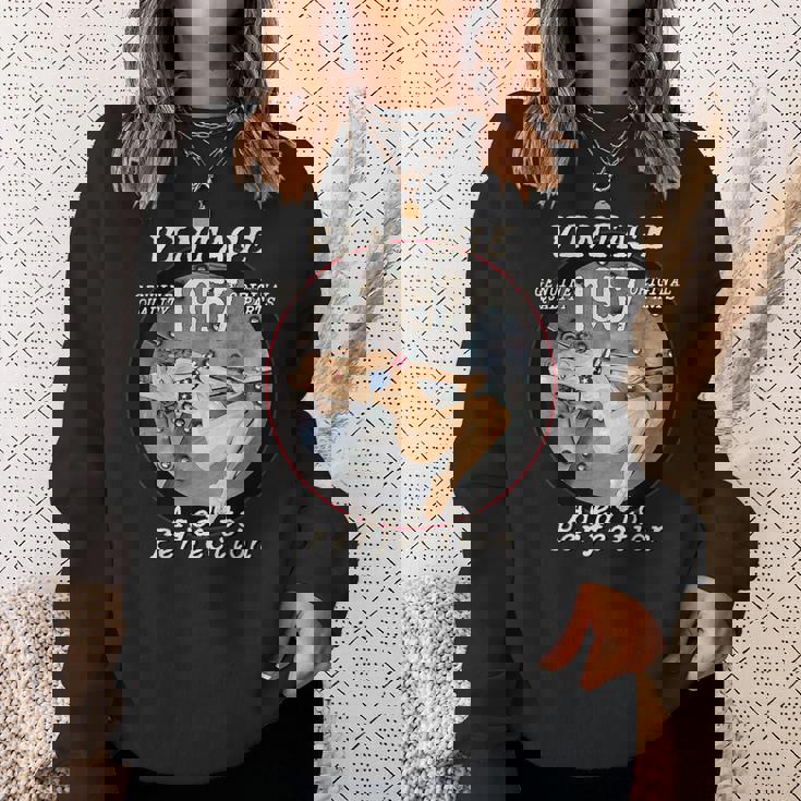 1957 ボンバーノーズアート ホットピンナップ 64歳の誕生日ギフト アンティーク調 スウェットシャツ 彼女への贈り物