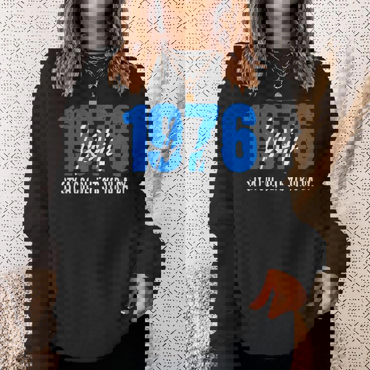 1976 誕生日 五十路祝い 50歳 大人の節目 クールでシンプルな数字デザイン スウェットシャツ 彼女への贈り物