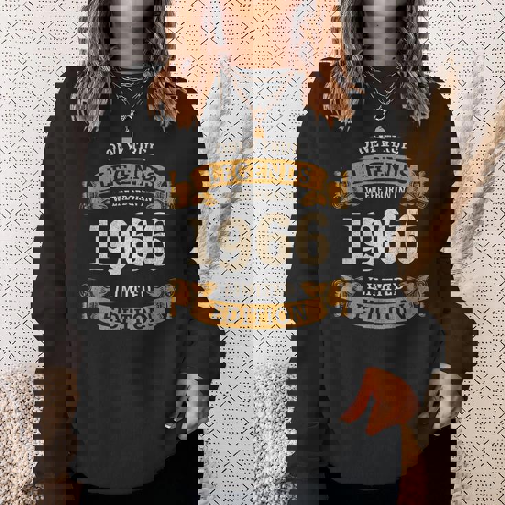 60歳の誕生日 還暦 真のレジェンドは1966年生まれ スウェットシャツ 彼女への贈り物