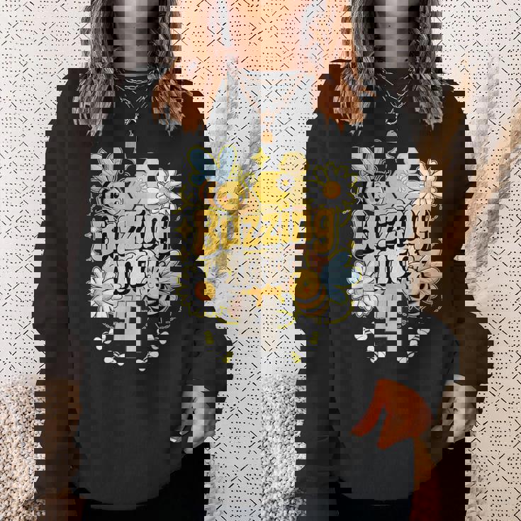 Buzzing Into 4 かわいい蜂 4歳の誕生日パーティーデザイン スウェットシャツ 彼女への贈り物