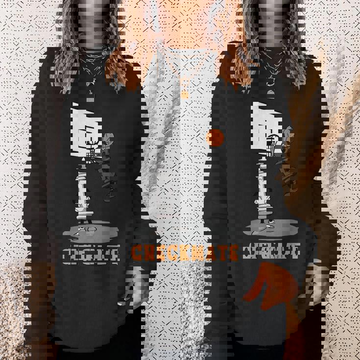 Checkmate Pawn Defeat King In Basketball チェスtシャツ スウェットシャツ 彼女への贈り物