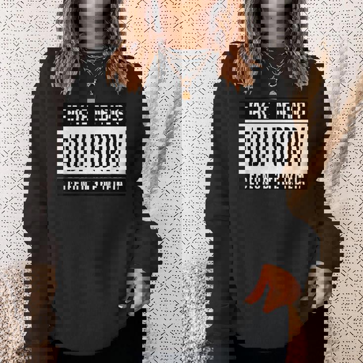 Fake News Advisory Defund The Media スウェットシャツ 彼女への贈り物