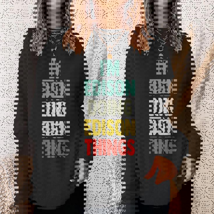 I'm Edison Doing Edison Things 楽しい 名前入り エジソン スウェットシャツ 彼女への贈り物