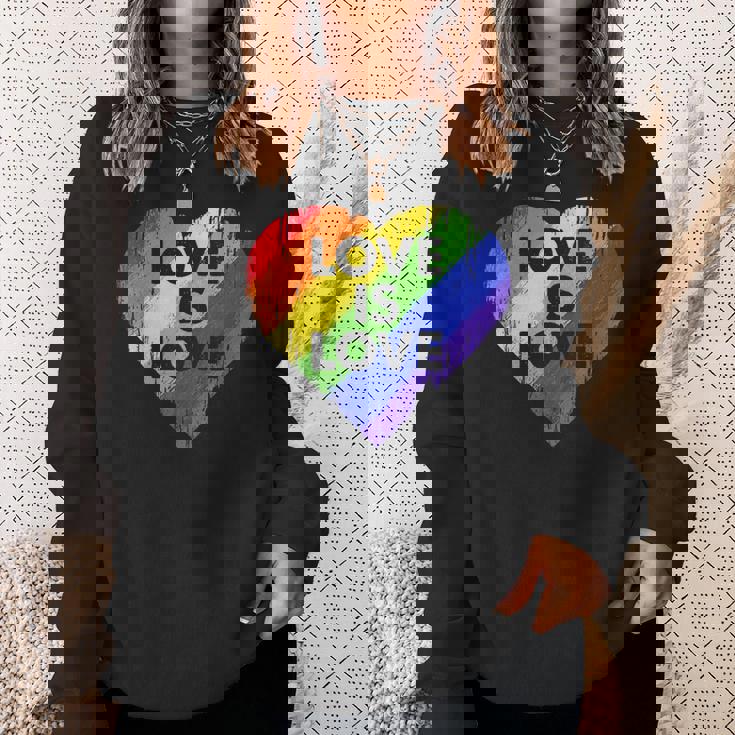 Lgbt Love Is Lovetシャツレトロハートゲイレズビアンプライド月間 スウェットシャツ 彼女への贈り物