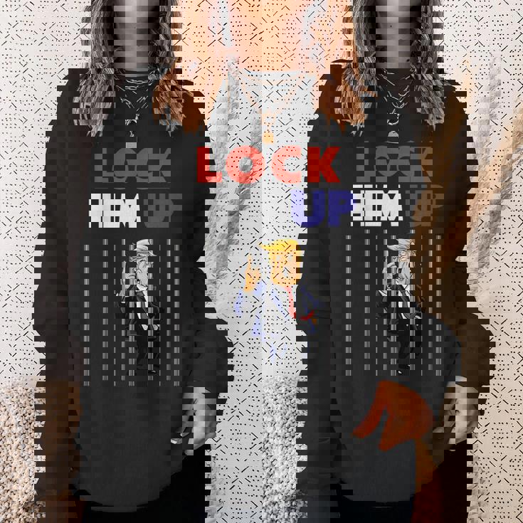 Lock Him Up Anti Trump Political スウェットシャツ 彼女への贈り物