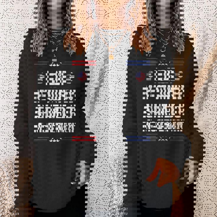 I Love My Country Ashamed Of My Government Usa 愛国的 スウェットシャツ 彼女への贈り物
