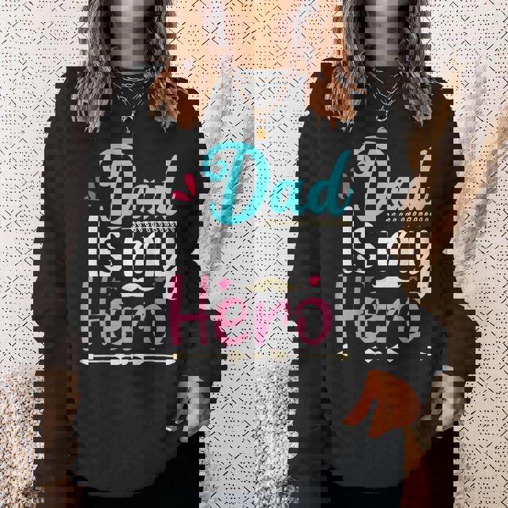 My Dad Is My Hero ギフト 父の日 クール キッズ シャツ メンズ レディース スウェットシャツ 彼女への贈り物