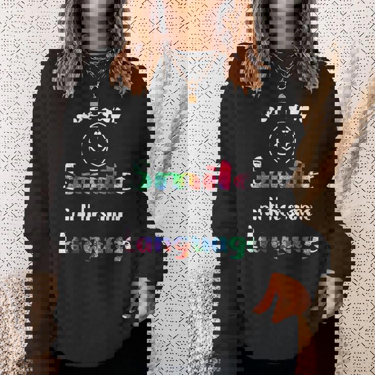 We Allmile In Theame Language かわいい 平等 スマイル スウェットシャツ 彼女への贈り物