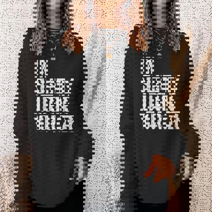 あなたの車を黙って判断してる面白いドライバーの名言 スウェットシャツ 彼女への贈り物