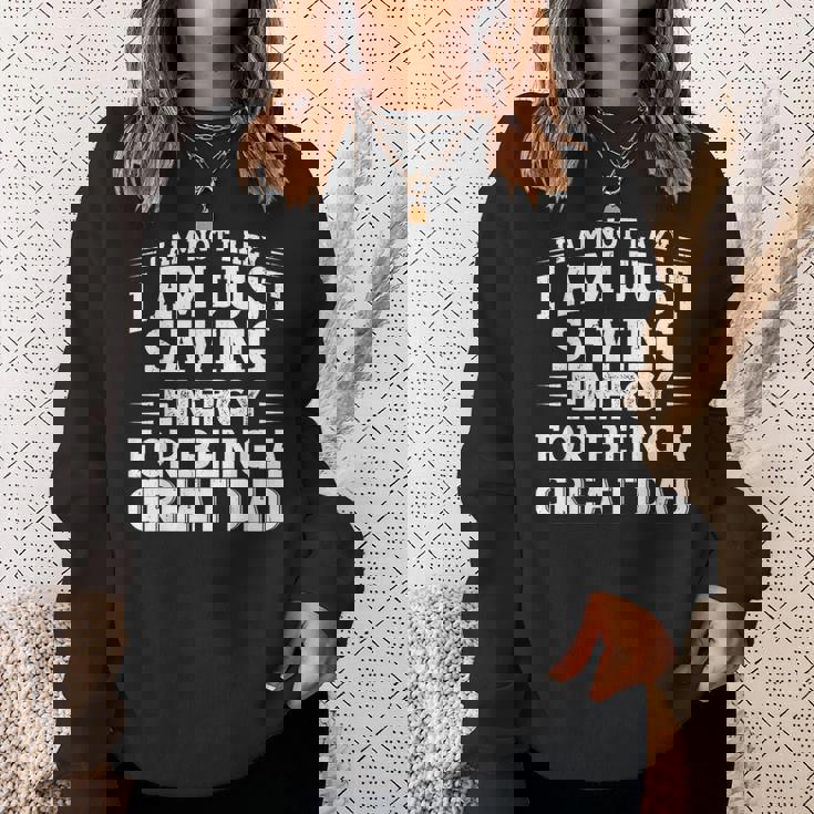 おかしな父の日「I Am Not Lazy I Am Justaving Energy」 スウェットシャツ 彼女への贈り物