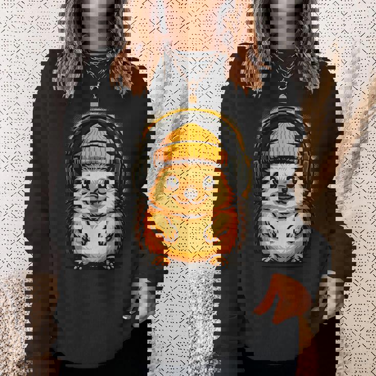 かわいいハリネズミ、ビーニーとヘッドフォン、居心地の良い音楽愛好家。 長袖tシャツ スウェットシャツ 彼女への贈り物
