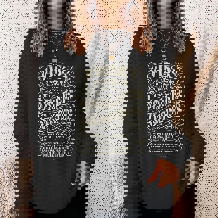 ウイスキーはスコッチと言う蒸留の背景を持つビール 長袖tシャツ スウェットシャツ 彼女への贈り物