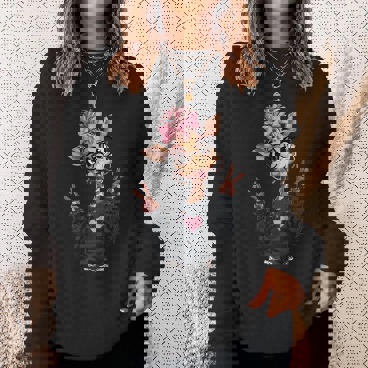 キリンガール ダブルピースサイン ピンク リボン ポップ グラフィック 遊び心のある 長袖tシャツ スウェットシャツ 彼女への贈り物