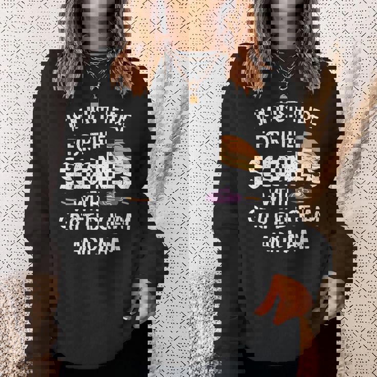 クロテッドクリームとジャムの入ったスコーンを食べに来ただけだよ スウェットシャツ 彼女への贈り物