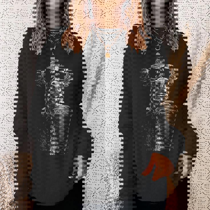 クール 牛 飲む アイスコーヒー 面白い 動物 ミーム Y2k グランジ スウェットシャツ 彼女への贈り物