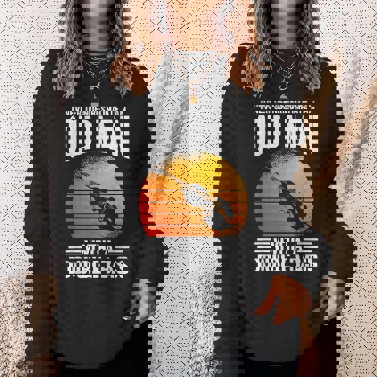 コントラバスの老人を過小評価しないでください スウェットシャツ 彼女への贈り物