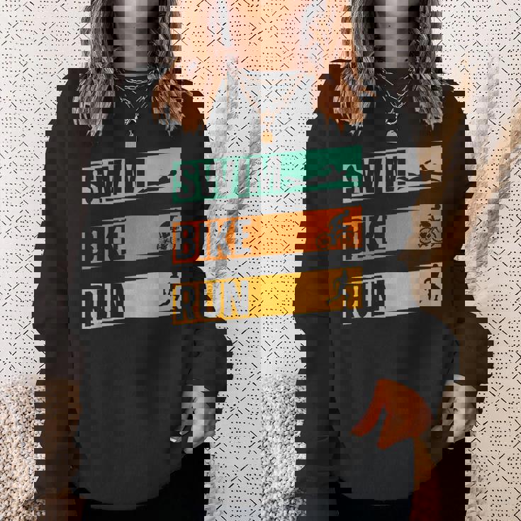 スイム・バイク・ラン トライアスロン選手 アスリート スポーツ トライアスロン スウェットシャツ 彼女への贈り物