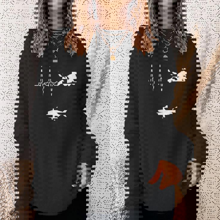 スキューバダイビングハートビート水中サメダイバー スウェットシャツ 彼女への贈り物