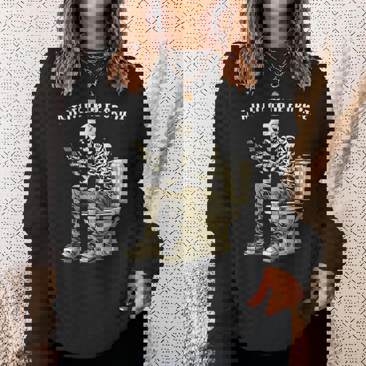 スマートフォン付きトイレのスケルトン ゴシックユーモア スウェットシャツ 彼女への贈り物