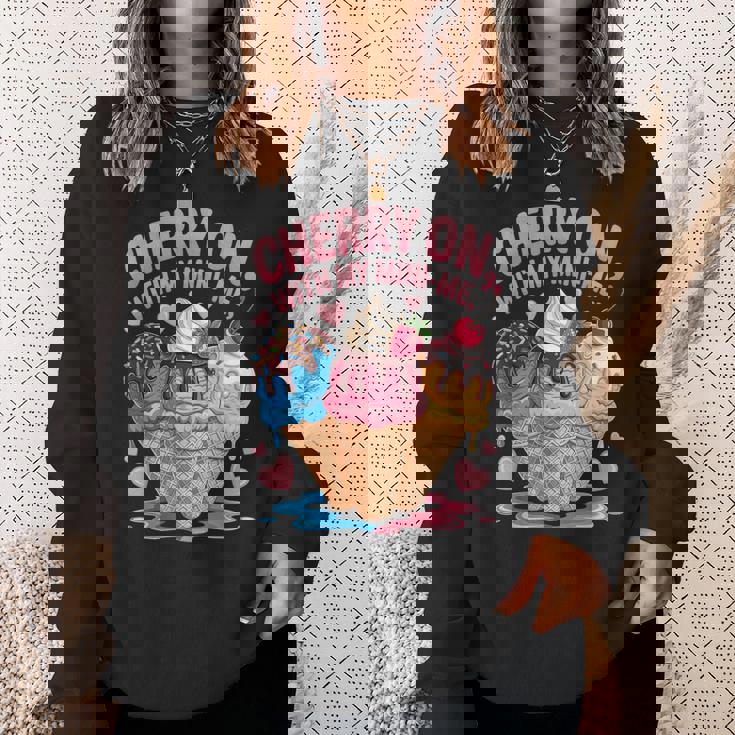 チェリー・オン・ウィズ・マイ・ミニ・ミー・アイスクリーム・ラブ スウェットシャツ 彼女への贈り物