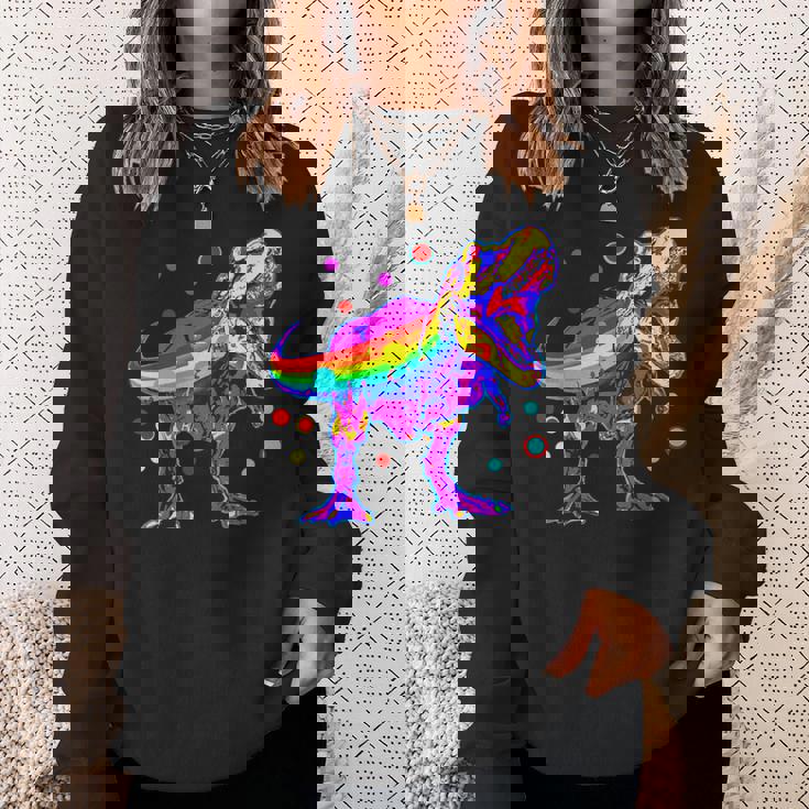 ティラノサウルス レックス 虹色 恐竜 恋人 デザイン スウェットシャツ 彼女への贈り物