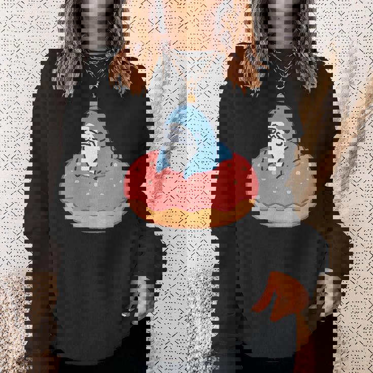 ドーナツに喰われるサメ さめ かわいい ゆるい イラスト シュール おもしろ 鮫 シャーク スウェットシャツ 彼女への贈り物