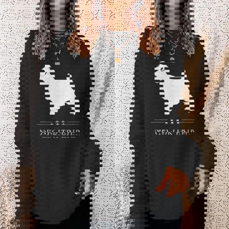 ノーフォークテリア犬の白いシルエット スウェットシャツ 彼女への贈り物