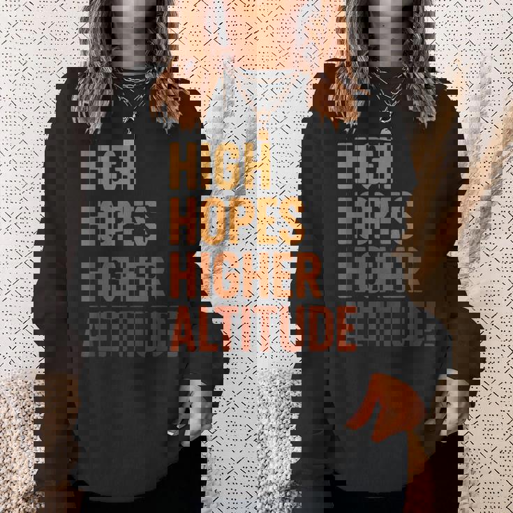 ハイ・ホープス 高地、楽しいインスピレーションロケット打ち上げ スウェットシャツ 彼女への贈り物