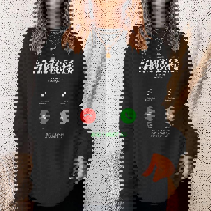 ハンブルクが呼んでいて、私はドイツ旅行に行かなければならない 長袖tシャツ スウェットシャツ 彼女への贈り物