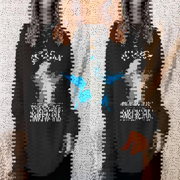 ハンマーヘッドシャークが大好きな男の子です。ハンマーヘッドシャーク ハンマーヘッドシャーク スウェットシャツ 彼女への贈り物