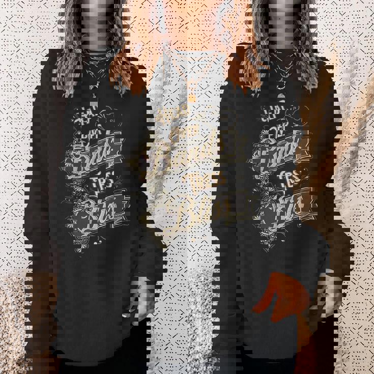 バンドと髪のユーモアで魅せるスタイル表現 スウェットシャツ 彼女への贈り物