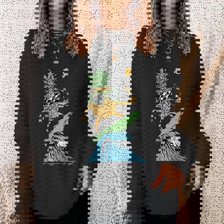 パイナップルはサーフィンのイラスト スウェットシャツ 彼女への贈り物