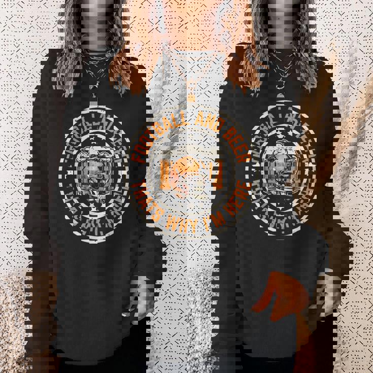 フットボールとビール、それが私がここにいる理由です アメリカンフットボール スウェットシャツ 彼女への贈り物