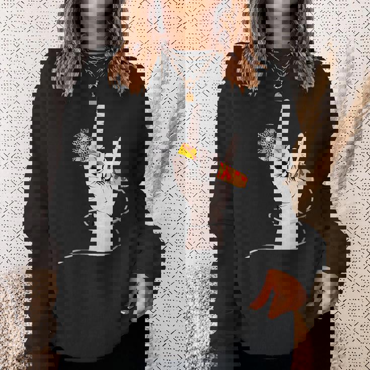 ボーカルマイクを持つロックシンガーの手 スウェットシャツ 彼女への贈り物