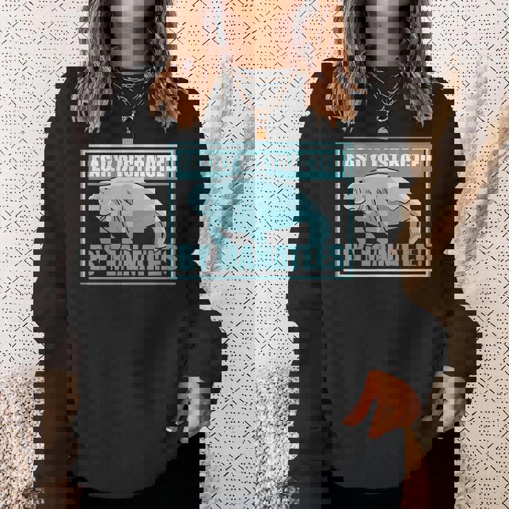 マナティーに気を取られる かわいいマナティー 面白い 海の動物 スウェットシャツ 彼女への贈り物