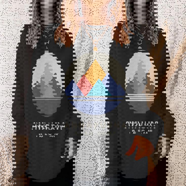 ミニマルなアンナプルナベースキャンプ 山モチーフ ハイキング スウェットシャツ 彼女への贈り物