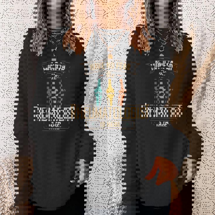 リウマチ学 Have No Fear リウマチ科医 アパレル スウェットシャツ 彼女への贈り物