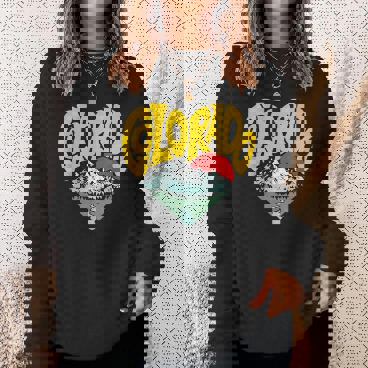 レトロ コロラド州 アウトドア 自然 恋人 ハート 山脈 グラフィック スウェットシャツ 彼女への贈り物