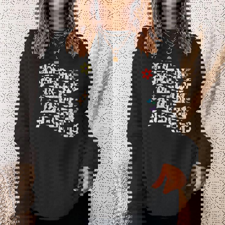 レトログルーヴィーなジョエリンをあなたの中に持ちすぎることは決してありません。 スウェットシャツ 彼女への贈り物