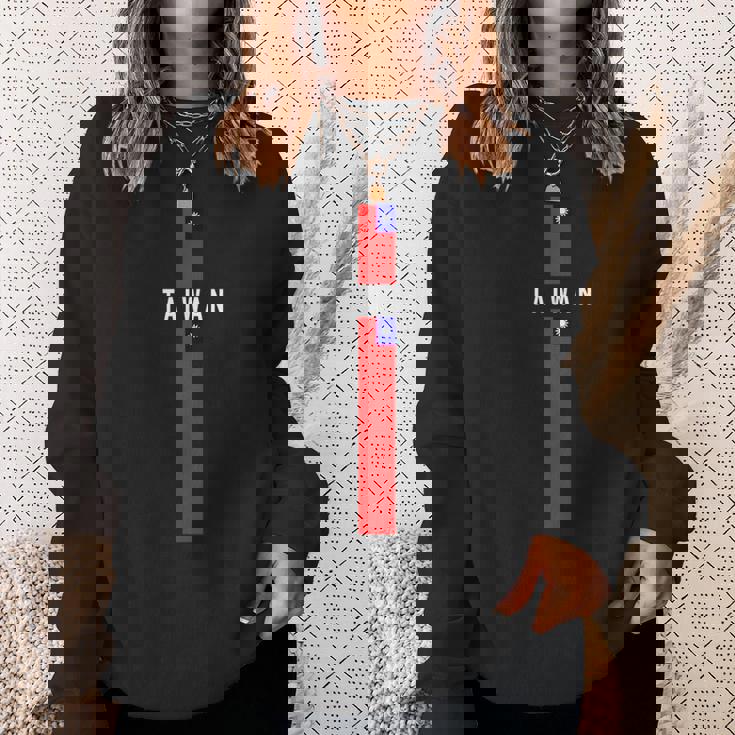 大文字で「Taiwan」の文字が入った縦型台湾国旗 スウェットシャツ 彼女への贈り物