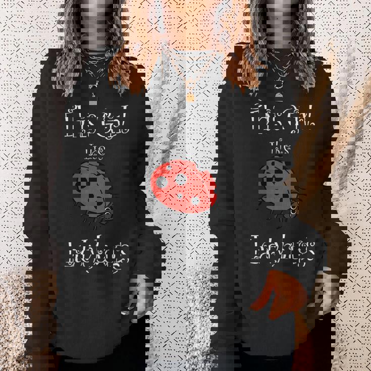 少女はてんとう虫が好き 野生動物 おもしろてんとう虫 スウェットシャツ 彼女への贈り物