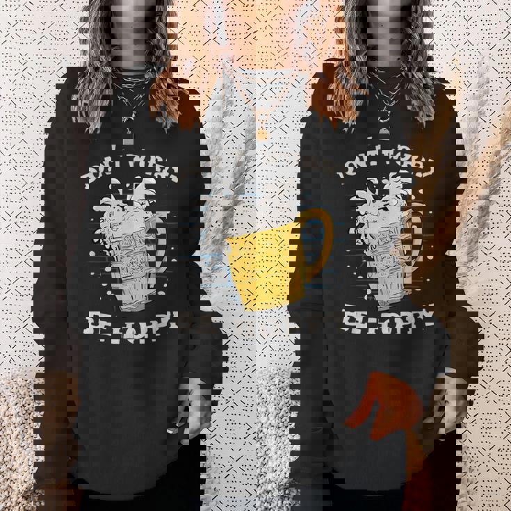 心配しないで、ホッピー・ブリューワー・ホップス・ビール スウェットシャツ 彼女への贈り物