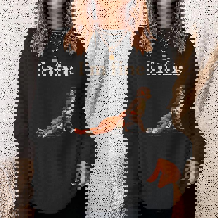 悲しい猿のパンチミームとオレンジのおもちゃで私は元気です スウェットシャツ 彼女への贈り物