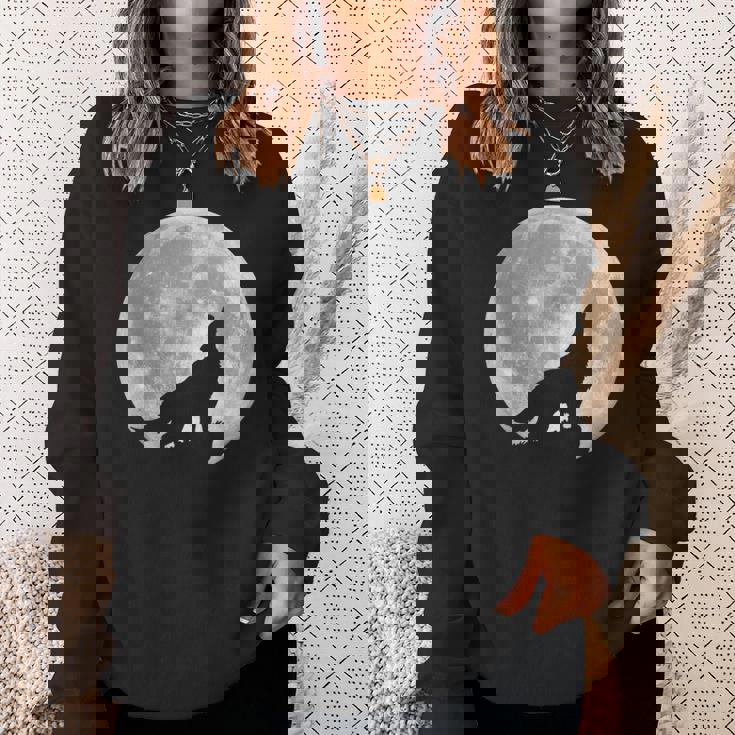 月に吠えるオオカミのシルエット。 スウェットシャツ 彼女への贈り物