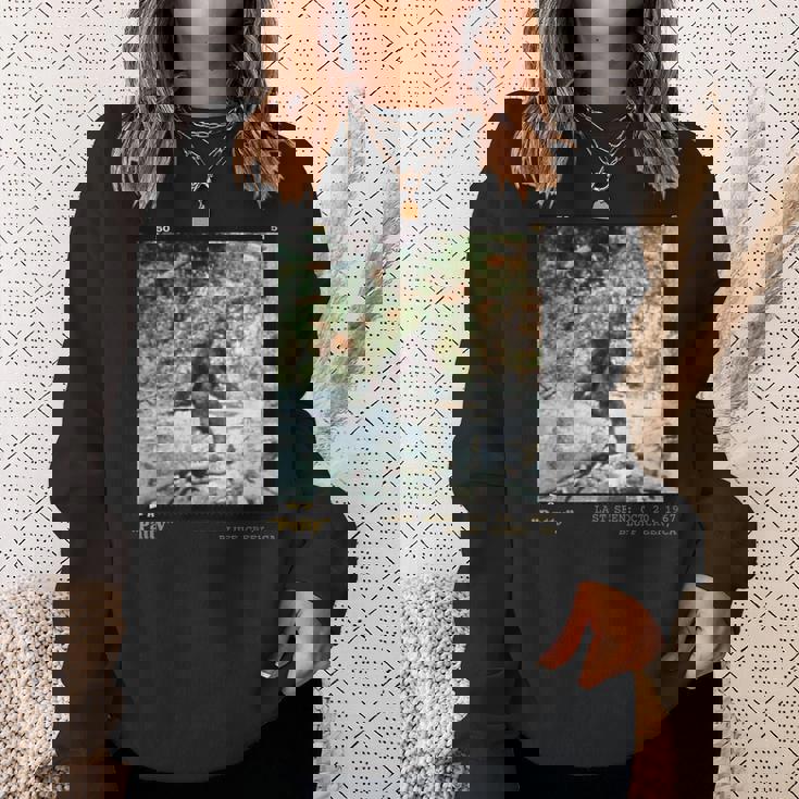 歴史的なビッグフット写真パティ・ザ・ビッグフット。 スウェットシャツ 彼女への贈り物