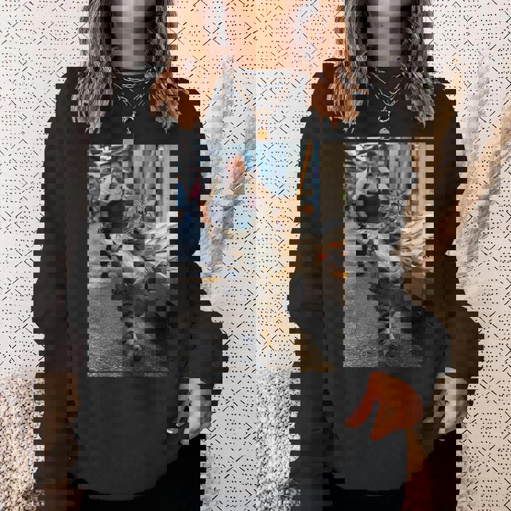 猫が魚市場を盗む冒険ファニーアートミーム スウェットシャツ 彼女への贈り物