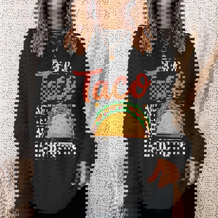 私のタコスを食べて、私はかなり食通好きだと教えて スウェットシャツ 彼女への贈り物