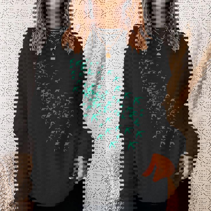 空と自然の鳥の群れ ツバメの空飛ぶ群れ スウェットシャツ 彼女への贈り物